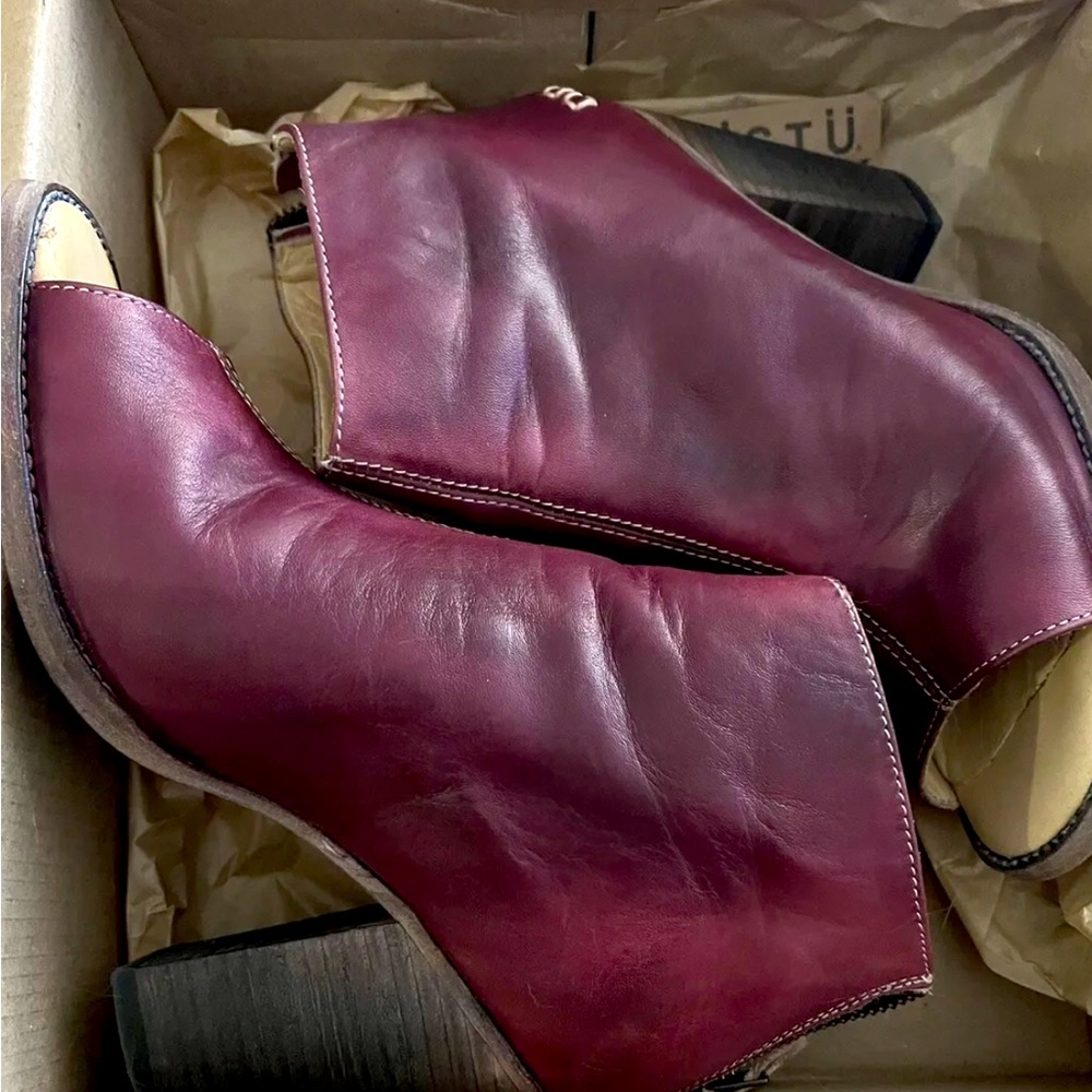 Bed Stu Burgundy Leather Ankle Booties